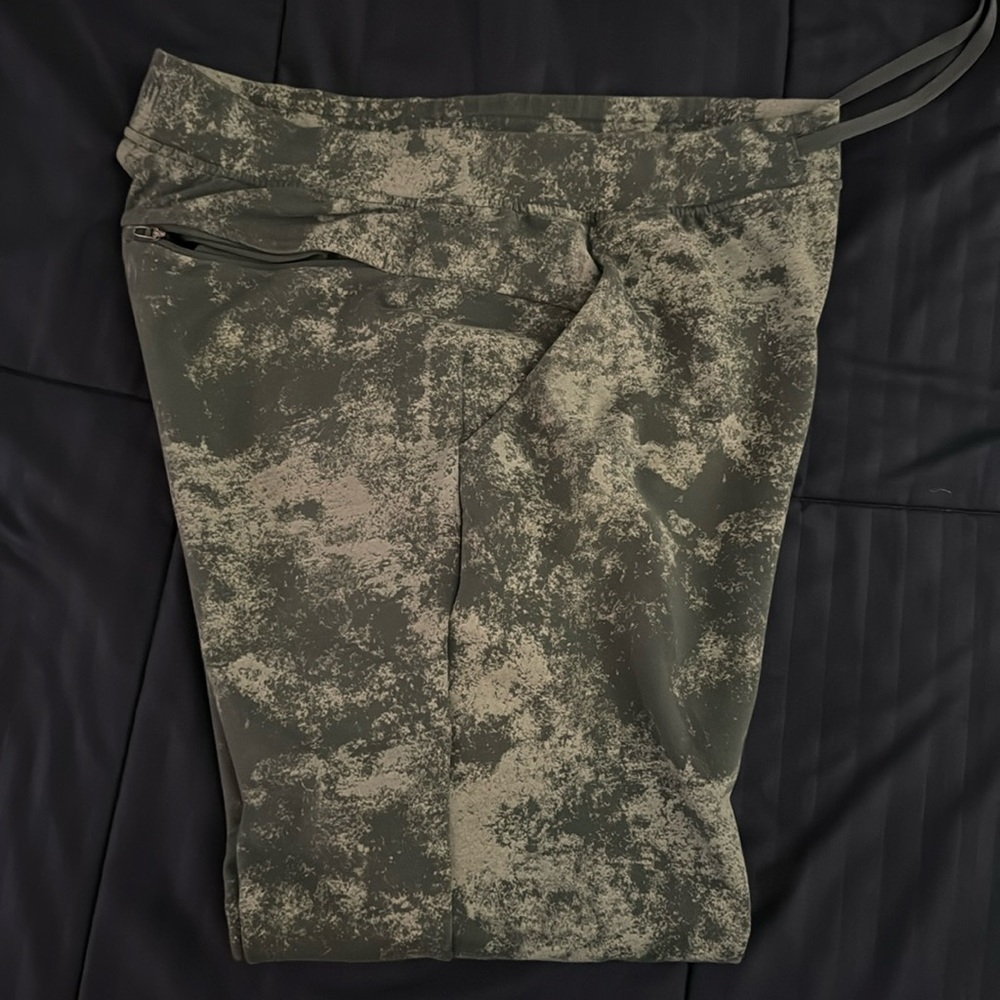 Lululemon Men’s Sweatpants - Green Camo Size Large